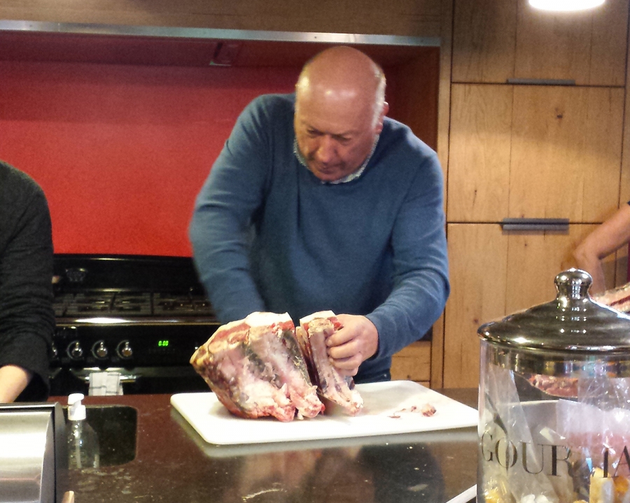 Découpe de la côte de boeuf pour le déjeuner