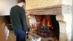 Préparation du feu de cheminée